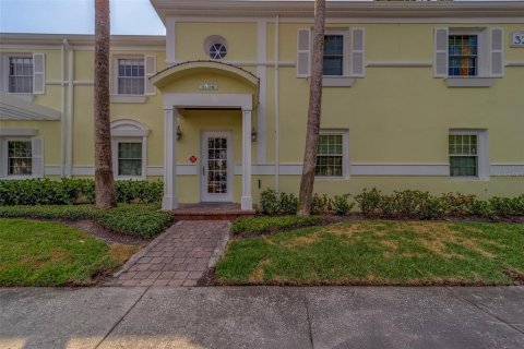 Condo in Saint Petersburg, Florida, 2 bedrooms  № 1688344 - photo 2