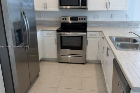 Townhouse in Miami, Florida 3 bedrooms, 143.53 sq.m. № 2189852 - photo 24