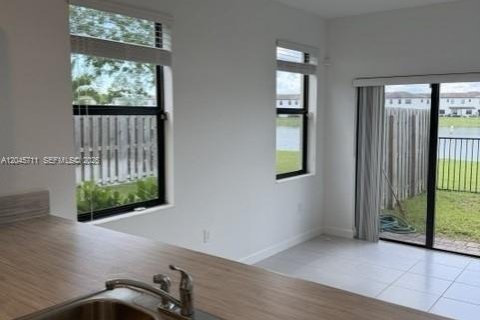 Townhouse in Miami, Florida 3 bedrooms, 143.53 sq.m. № 2189852 - photo 23