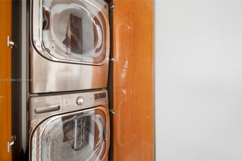 Condo in Bal Harbour, Florida, 2 bedrooms  № 1867707 - photo 12