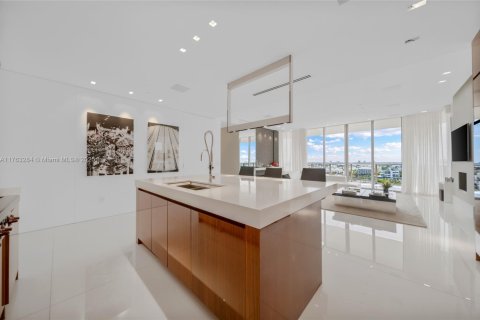 Condo in Bal Harbour, Florida, 2 bedrooms  № 1867707 - photo 11