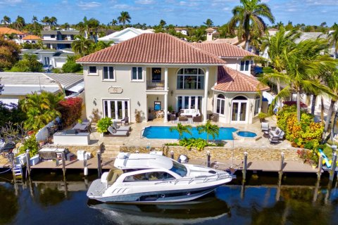 House in Lighthouse Point, Florida 5 bedrooms, 391.68 sq.m. № 1031735 - photo 1
