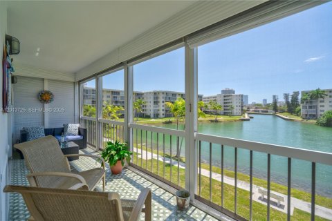 Condo in Aventura, Florida, 2 bedrooms № 2076473