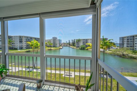 Condominio en venta en Aventura, Florida, 2 dormitorios, 100.61 m2 № 2076473 - foto 17