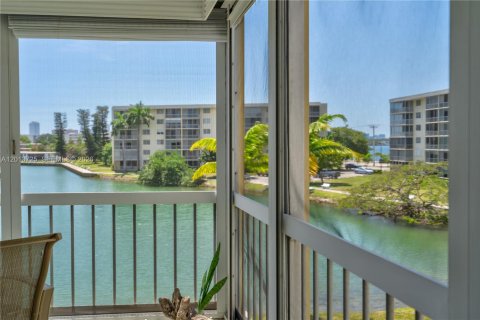 Condominio en venta en Aventura, Florida, 2 dormitorios, 100.61 m2 № 2076473 - foto 2