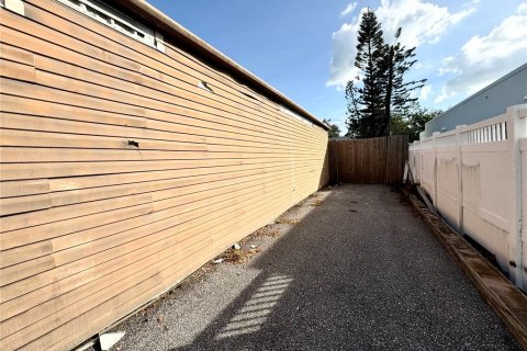 Commercial property in Sarasota, Florida 186.73 sq.m. № 2298576 - photo 23