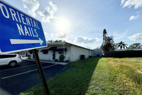 Commercial property in Sarasota, Florida 186.73 sq.m. № 2298576 - photo 20