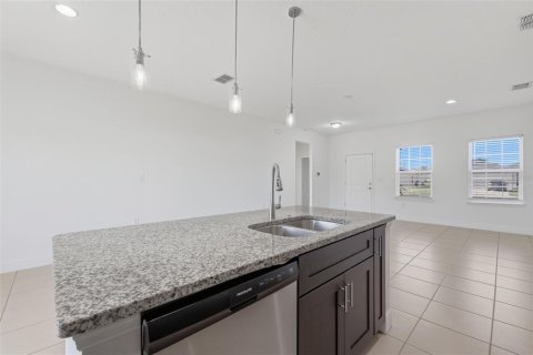House in Poinciana, Florida 4 bedrooms, 146.6 sq.m. № 2237694 - photo 11