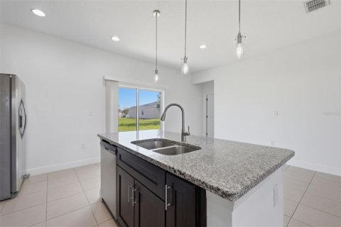 House in Poinciana, Florida 4 bedrooms, 146.6 sq.m. № 2237694 - photo 14