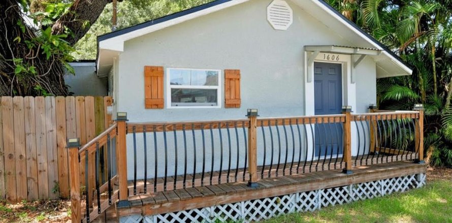 House in Tampa, Florida 2 bedrooms, 86.58 sq.m. № 2230437