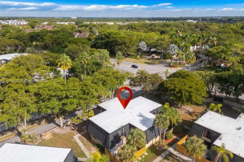 Townhouse in Miami, Florida 2 bedrooms, 120.96 sq.m. № 1983529 - photo 27