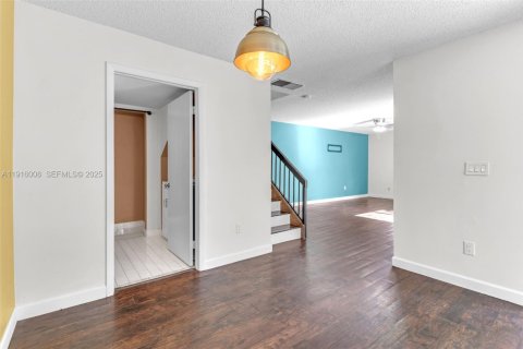 Townhouse in Miami, Florida 2 bedrooms, 120.96 sq.m. № 1983529 - photo 8