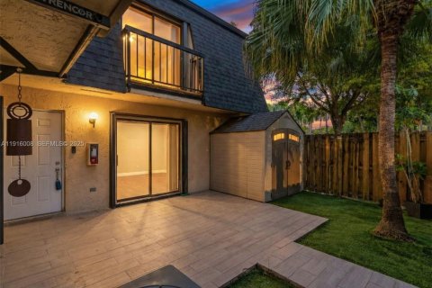 Townhouse in Miami, Florida 2 bedrooms, 120.96 sq.m. № 1983529 - photo 1