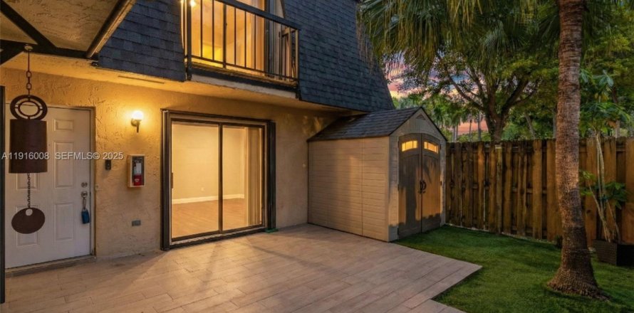 Townhouse in Miami, Florida 2 bedrooms, 120.96 sq.m. № 1983529