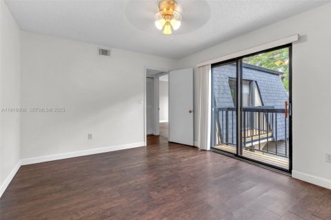 Townhouse in Miami, Florida 2 bedrooms, 120.96 sq.m. № 1983529 - photo 17