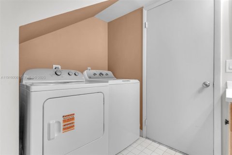 Townhouse in Miami, Florida 2 bedrooms, 120.96 sq.m. № 1983529 - photo 9