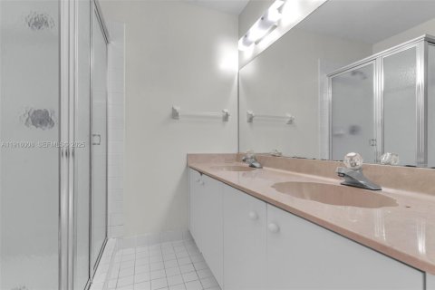 Townhouse in Miami, Florida 2 bedrooms, 120.96 sq.m. № 1983529 - photo 21