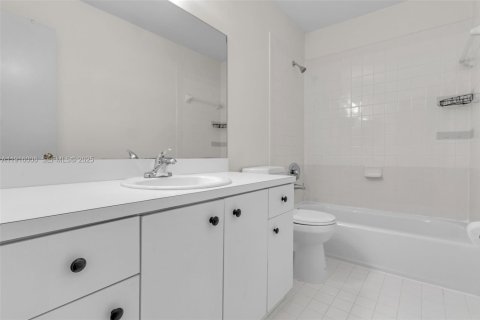 Townhouse in Miami, Florida 2 bedrooms, 120.96 sq.m. № 1983529 - photo 14