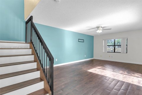 Townhouse in Miami, Florida 2 bedrooms, 120.96 sq.m. № 1983529 - photo 12