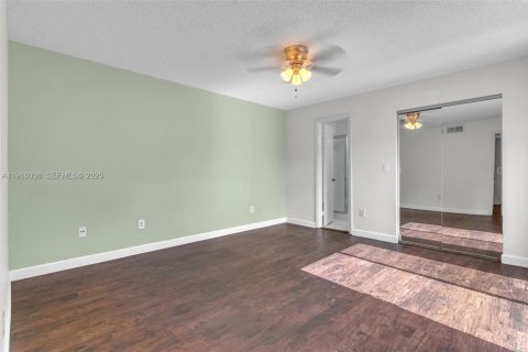 Townhouse in Miami, Florida 2 bedrooms, 120.96 sq.m. № 1983529 - photo 20