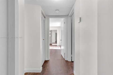 Townhouse in Miami, Florida 2 bedrooms, 120.96 sq.m. № 1983529 - photo 13