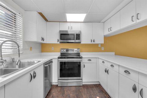 Townhouse in Miami, Florida 2 bedrooms, 120.96 sq.m. № 1983529 - photo 5