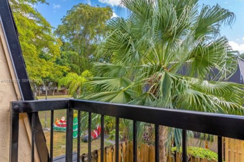 Townhouse in Miami, Florida 2 bedrooms, 120.96 sq.m. № 1983529 - photo 19