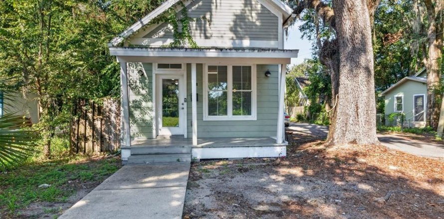 House in Gainesville, Florida 3 bedrooms, 119.94 sq.m. № 2402722