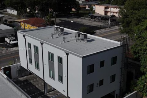 Apartamento en alquiler en Miami, Florida, 3 dormitorios, 83.61 m2 № 1979956 - foto 13