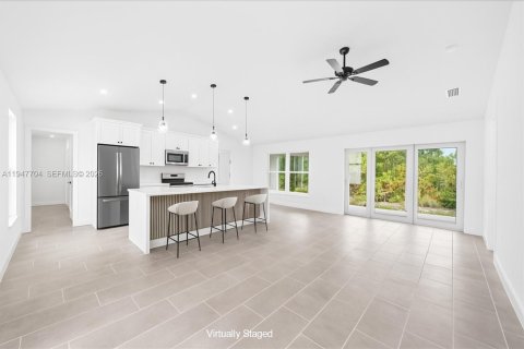 Casa en venta en Cape Coral, Florida, 4 dormitorios № 2003728 - foto 5