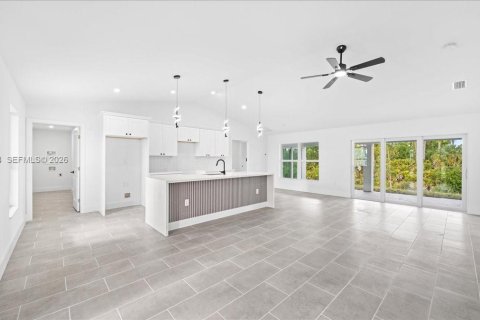 Casa en venta en Cape Coral, Florida, 4 dormitorios № 2003728 - foto 4