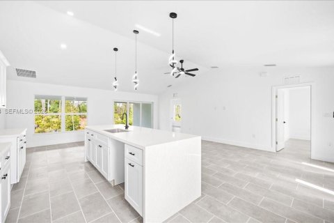 Casa en venta en Cape Coral, Florida, 4 dormitorios № 2003728 - foto 9