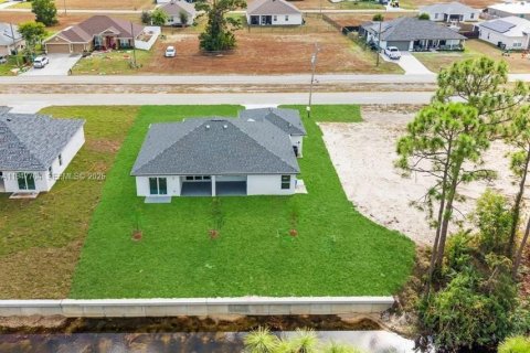 Casa en venta en Cape Coral, Florida, 4 dormitorios № 2003728 - foto 2