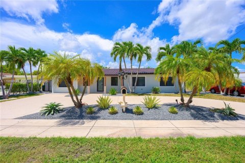 House in Miami, Florida 5 bedrooms, 260.31 sq.m. № 2073225 - photo 6