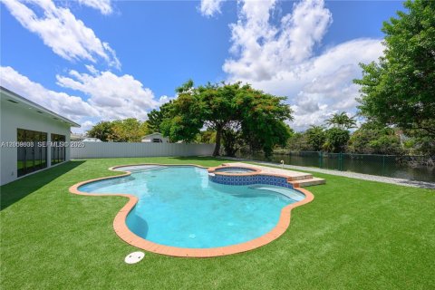House in Miami, Florida 5 bedrooms, 260.31 sq.m. № 2073225 - photo 16