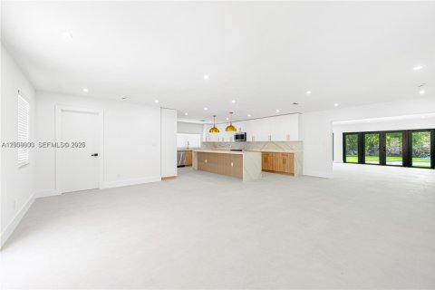 House in Miami, Florida 5 bedrooms, 260.31 sq.m. № 2073225 - photo 10