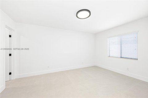 House in Miami, Florida 5 bedrooms, 260.31 sq.m. № 2073225 - photo 24