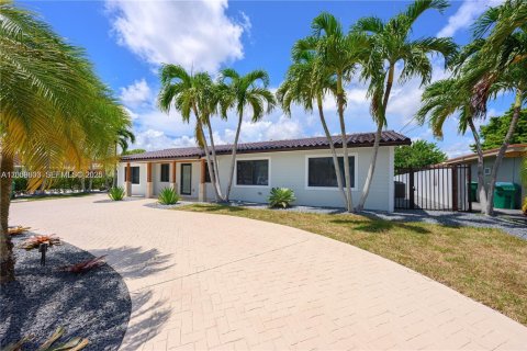 House in Miami, Florida 5 bedrooms, 260.31 sq.m. № 2073225 - photo 4
