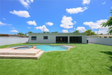 House in Miami, Florida 5 bedrooms, 260.31 sq.m. № 2073225 - photo 17