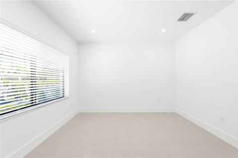 House in Miami, Florida 5 bedrooms, 260.31 sq.m. № 2073225 - photo 22