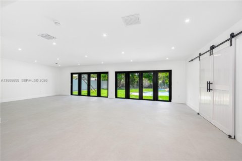 House in Miami, Florida 5 bedrooms, 260.31 sq.m. № 2073225 - photo 12