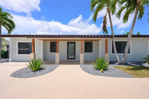 House in Miami, Florida 5 bedrooms, 260.31 sq.m. № 2073225