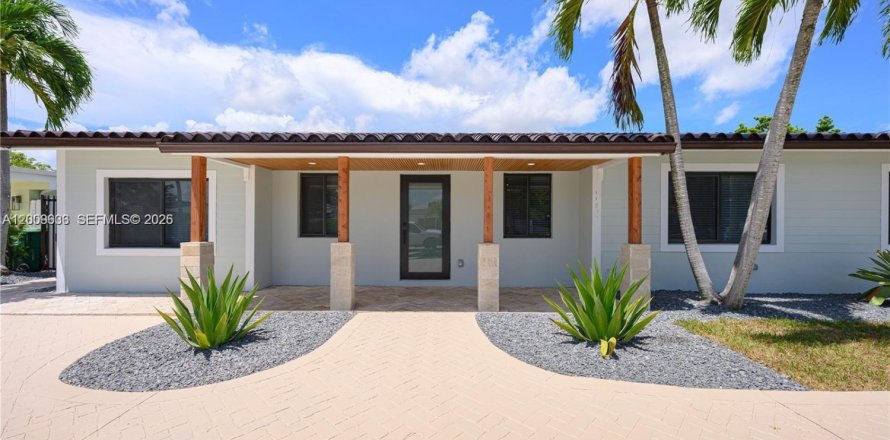 House in Miami, Florida 5 bedrooms, 260.31 sq.m. № 2073225