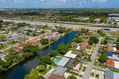House in Miami, Florida 5 bedrooms, 260.31 sq.m. № 2073225 - photo 19