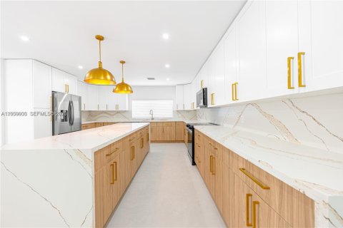 House in Miami, Florida 5 bedrooms, 260.31 sq.m. № 2073225 - photo 5