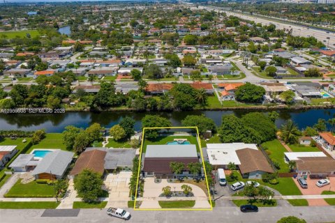 House in Miami, Florida 5 bedrooms, 260.31 sq.m. № 2073225 - photo 3