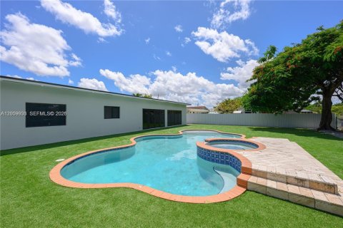 House in Miami, Florida 5 bedrooms, 260.31 sq.m. № 2073225 - photo 18