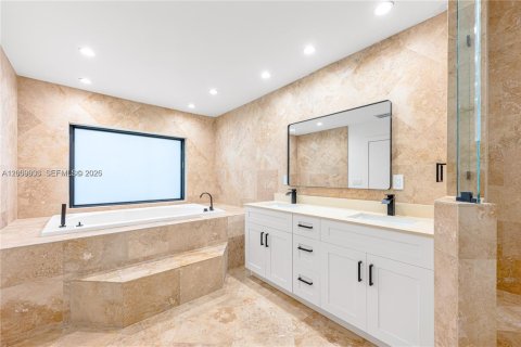 House in Miami, Florida 5 bedrooms, 260.31 sq.m. № 2073225 - photo 29