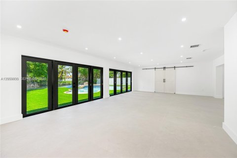 House in Miami, Florida 5 bedrooms, 260.31 sq.m. № 2073225 - photo 13