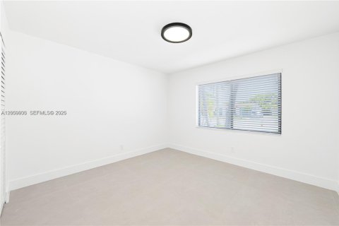 House in Miami, Florida 5 bedrooms, 260.31 sq.m. № 2073225 - photo 25